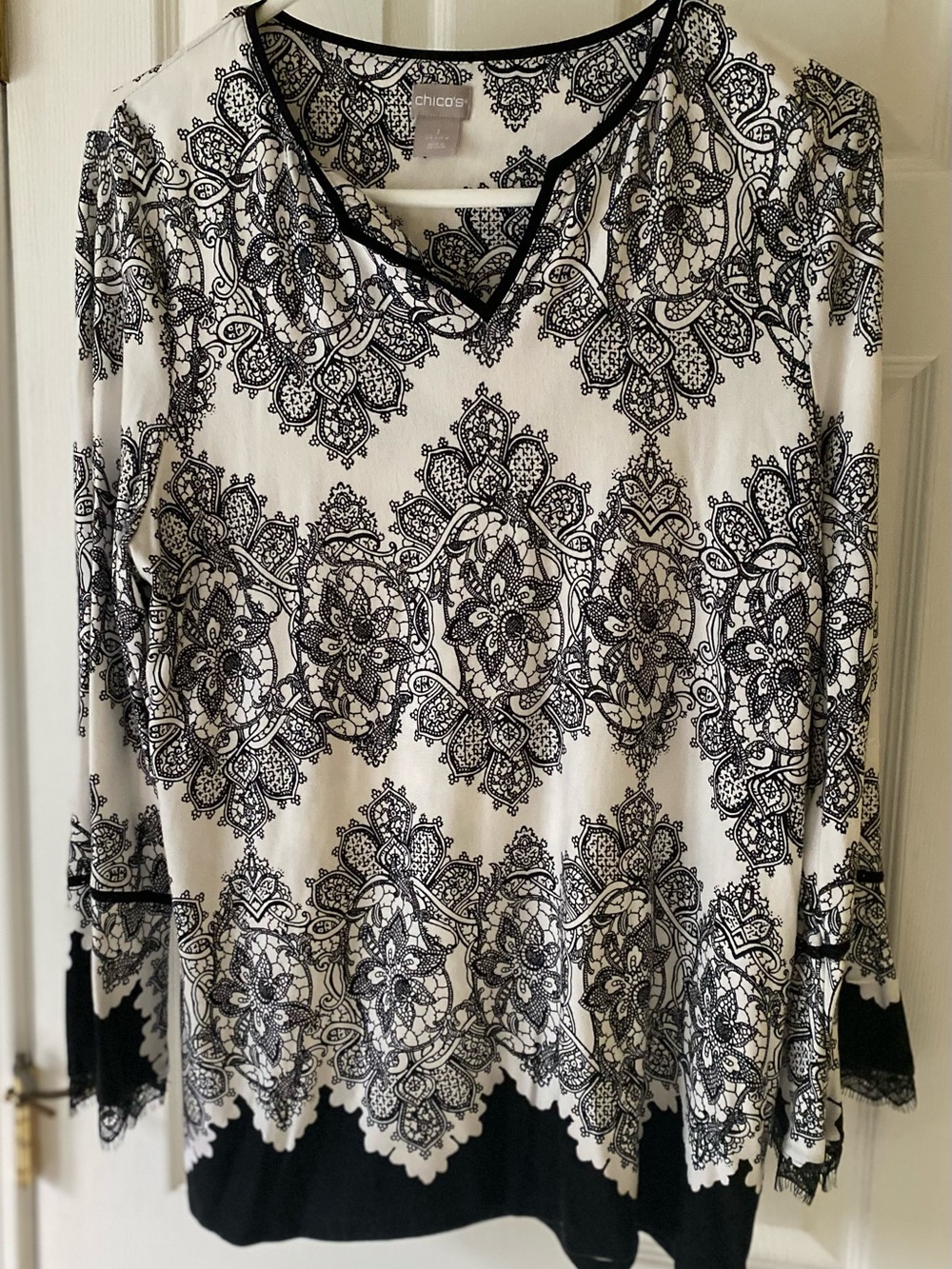 Chico's Black and White Lace-Style V-Neck Long Sleeve Top Size 1